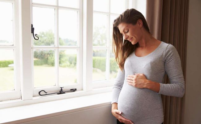 كيف تكون إفرازات الحمل في الشهر الأول