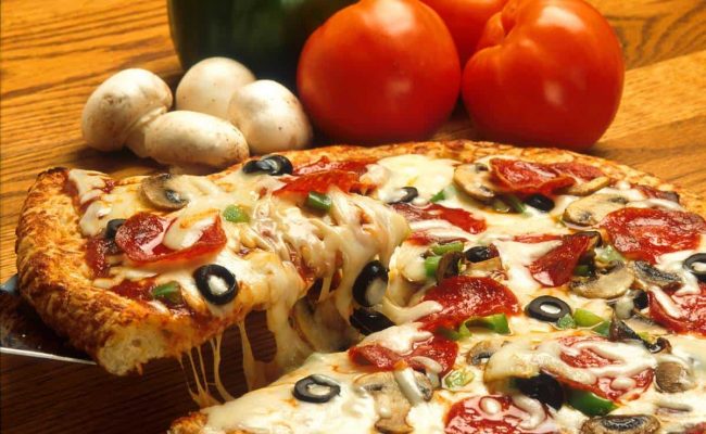مكونات عجينة البيتزا منال العالم