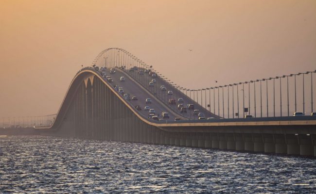 في أي عام تم افتتاح جسر الملك فهد