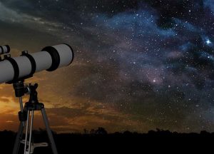 المنظار الفلكي يجمع الضوء ويكبر الصور لتبدو الأجرام البعيدة أقرب وأكثر لمعانًا
