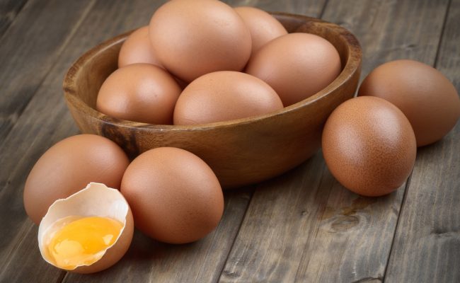 ماهي العناصر الغذائية التي يحتوي عليها البيض