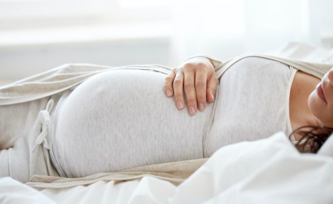 هل النوم على البطن يضر الجنين في الشهر السابع