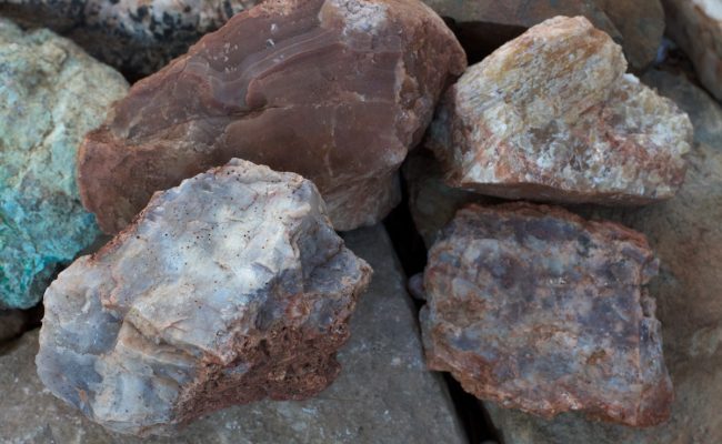 الرخام والنايس نوعان شائعان من الصخور