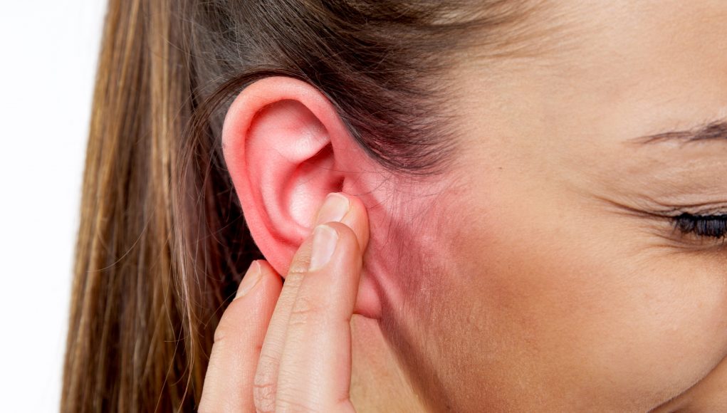 ما سبب صوت خرخشة في الاذن