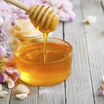 فوائد العسل للعين وأفضل 3 طرق لاستخدامه على العين