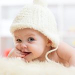 تعرفي على أبرز 7 علامات في تطور الطفل الرضيع في الشهر الرابع 